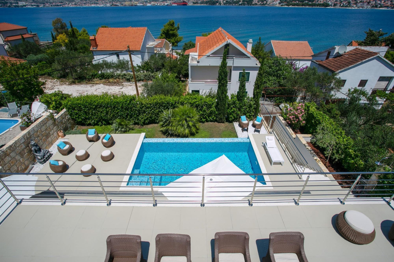 Room 5, Stunning Villa Avalon for 9 Pool 2 Mins to Beach, Okrug