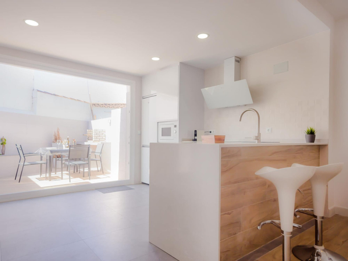 Room 3, Real de la Barrosa 46 13629, Cádiz