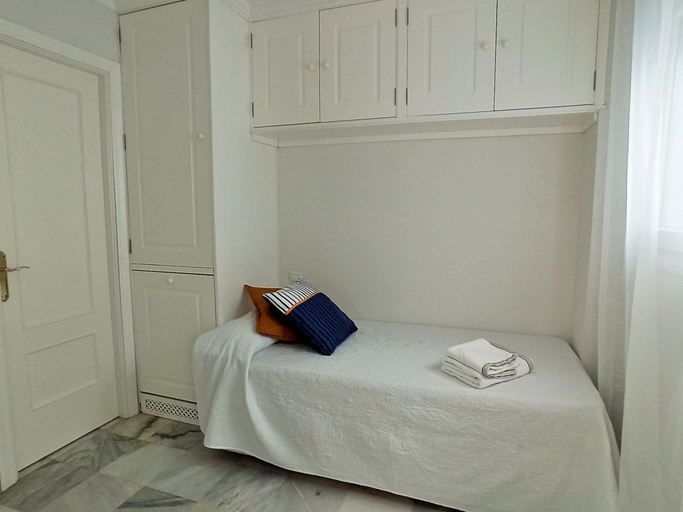 Room 2, Las Redes I 25901 in El Puerto de Santa Mar a, Cádiz
