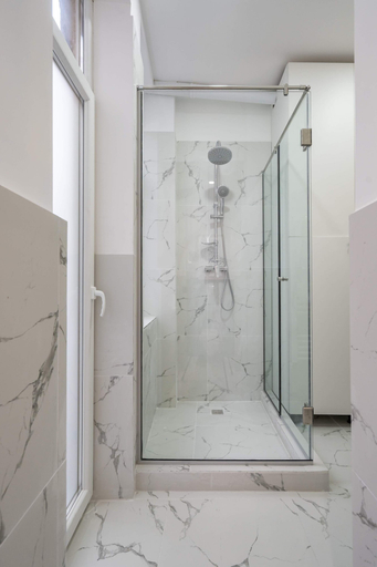 Bathroom 3, Elegant & Bright 2BR Condos - Steps from Old Town, Municipiul Bucuresti
