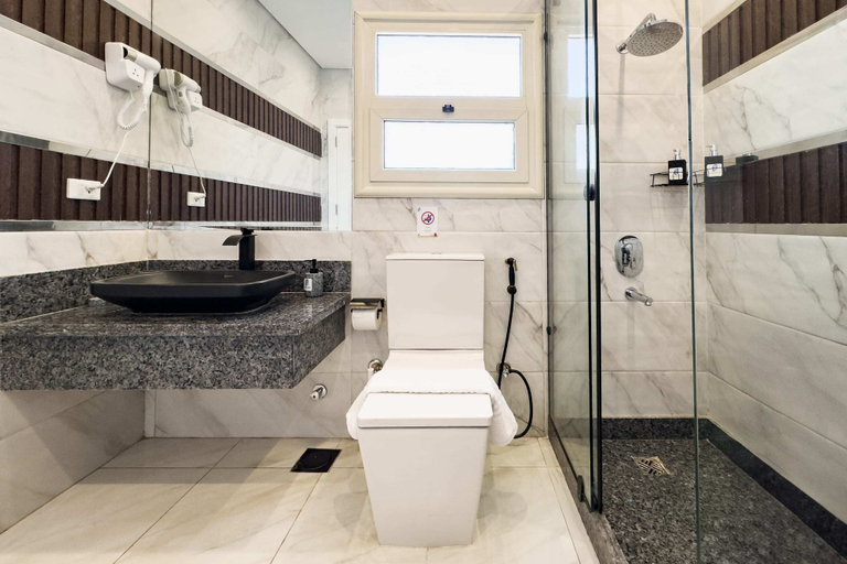 Bathroom 3, Posh & Panoramic 2bdr Rooftop 5 Min To Airport, An-Nuzhah