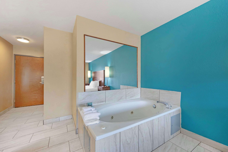 Bathroom 4, Best Western Central City, Muhlenberg
