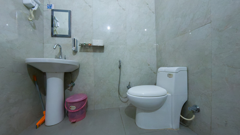 Bathroom 2, Blue River Hostel, Garhwal
