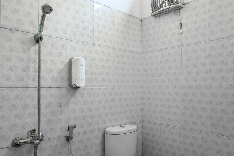 Bathroom 3, Joglo Guest House Syariah Mitra RedDoorz, Tegal