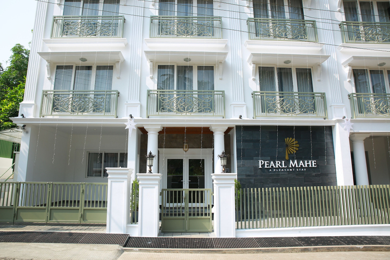 Exterior & Views