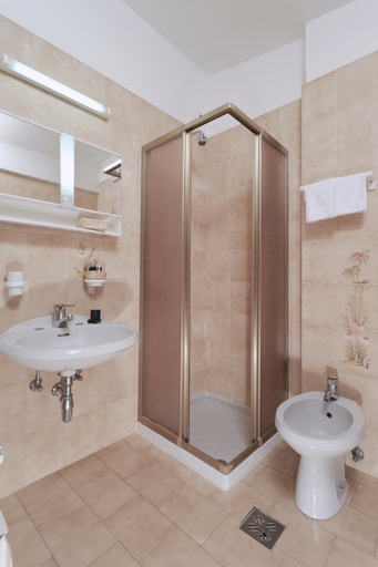 Bathroom 3, Hotel Arnika Wellness, Trento