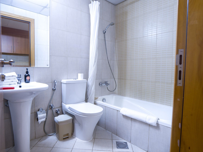 Bathroom 4, Easygo- Spaciou STU With Pool Viewlp17, Dubai