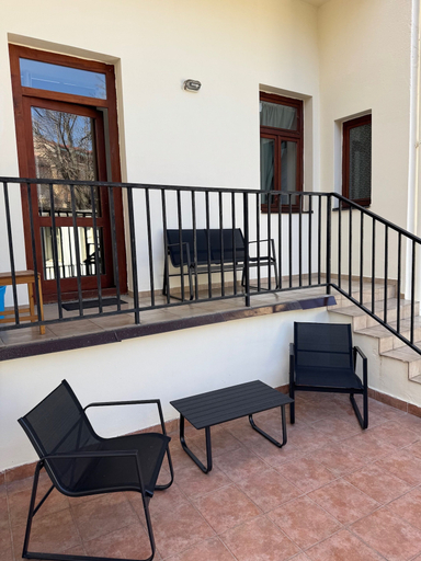 Terrace/patio, Studio - Sleeps 2 -smoking on Balcony - Pets -wifi, Praha 7