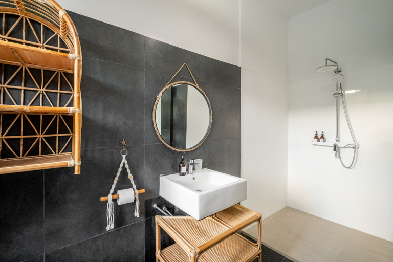 Bathroom 5, LaLeBay Seminyak, Badung
