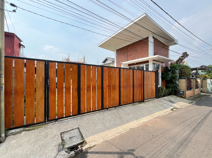Exterior & Views 2, RedDoorz Syariah @ Jl Veteran Kediri, Kediri