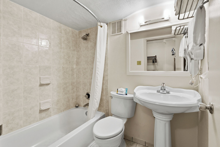 Bathroom 3, Executive Inn - Fort Lee, Bergen