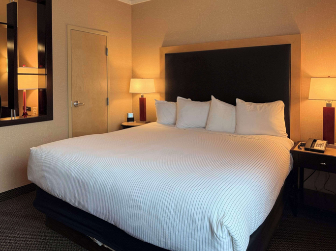 Bedroom 4, Cambria Hotel Traverse City, Grand Traverse