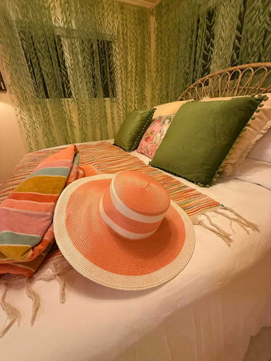 Room 2, 4 Bedroom Studio Luxury Suite, Lee