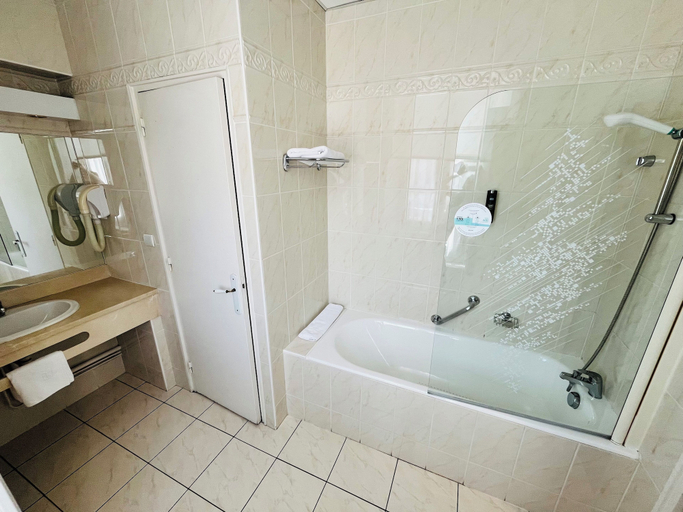 Bathroom 3, Grand Hotel, Mayenne