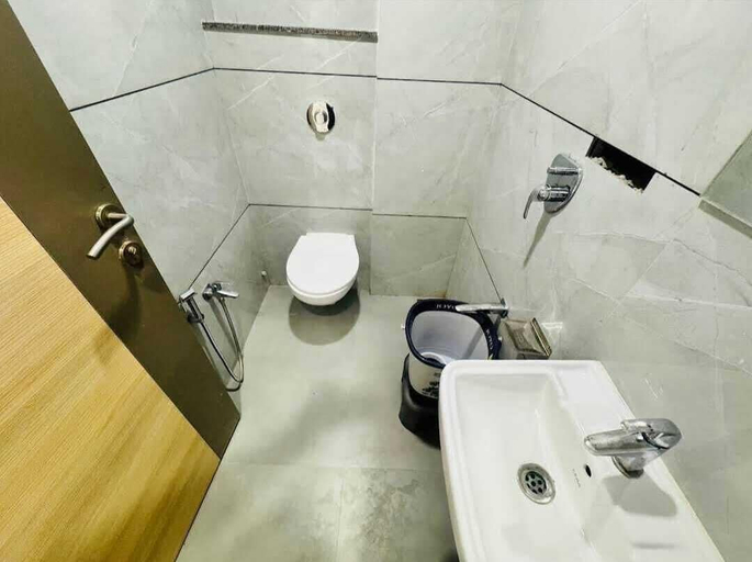 Bathroom, HOTEL LEGEND GOTA, Ahmadabad