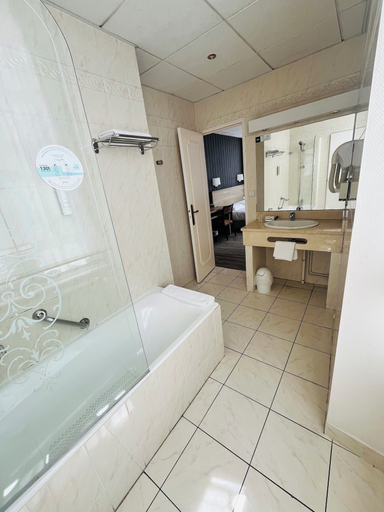 Bathroom 3, Grand Hotel, Mayenne