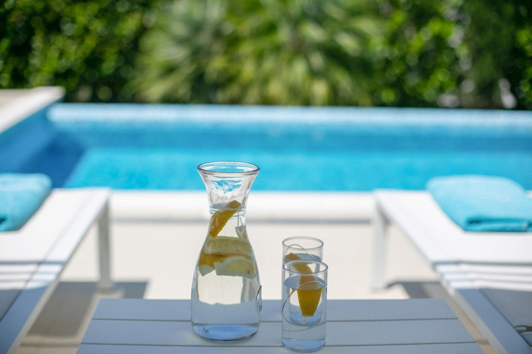Room 4, Stunning Villa Avalon for 9 Pool 2 Mins to Beach, Okrug