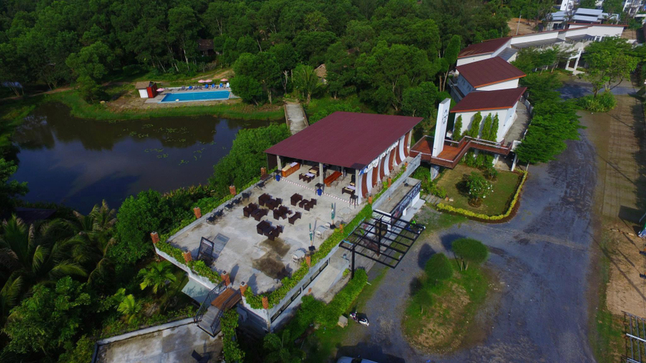 Exterior & Views