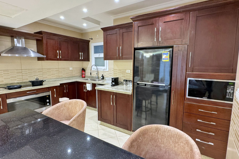 Others 5, Calm & Classy 2BR - 5 min to Airport, An-Nuzhah