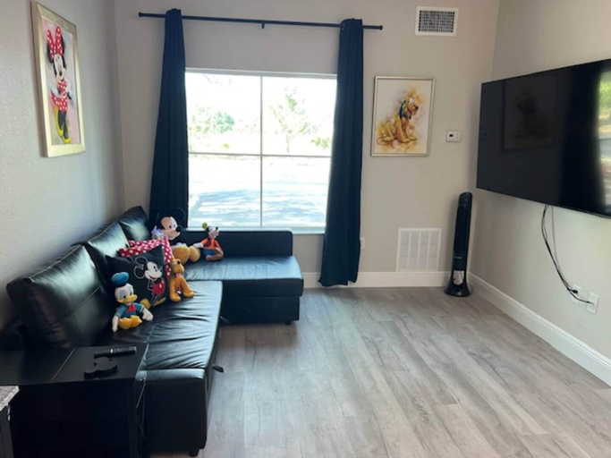 Room 4, Disney Epic 1st Floor Shuttle, Orange