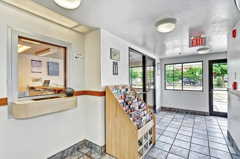 Public Area 2, Motel 6 Glenview, IL - Chicago North, Cook