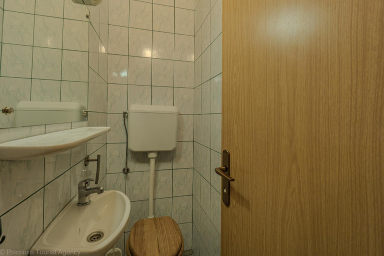 Bathroom 3, Zdenko, Novalja