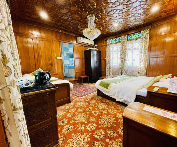 Bedroom 2, Dilshad Houseboats, Srinagar