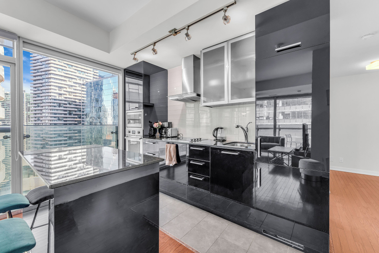 Food & Drinks, Elegant Suites - CN Tower & Lake View, Toronto