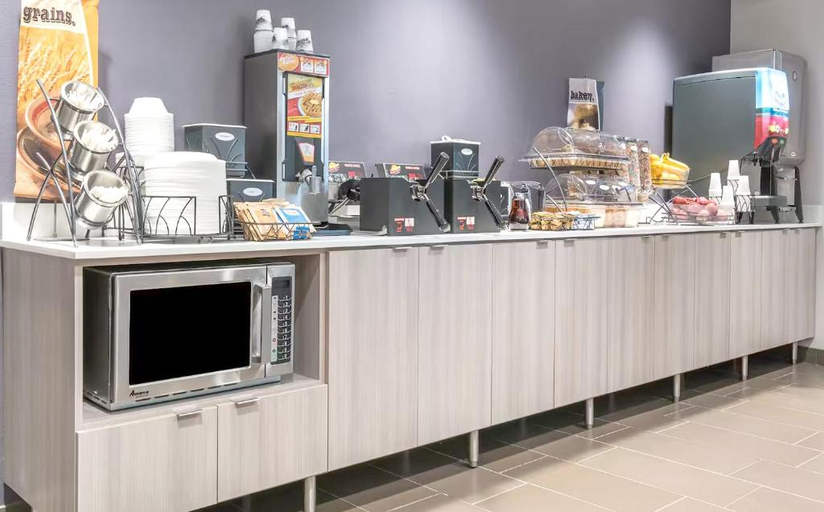 Food & Drinks 5, Spark by Hilton Rochester South, Olmsted