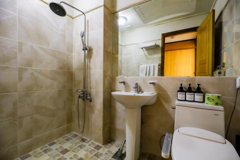Bathroom 4, Hotel Newvera, Cheongju