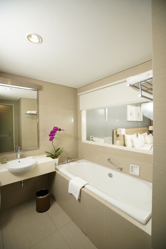 Bathroom 3, TreePark Hotel Karawang, Karawang