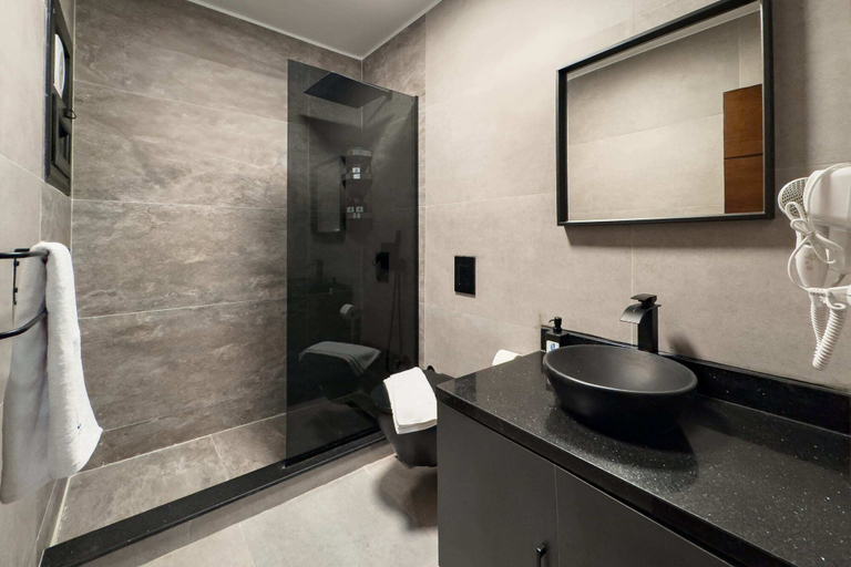 Bathroom 2, The Gorgeous Graphite 2bdr 5min to CAI Airport, An-Nuzhah
