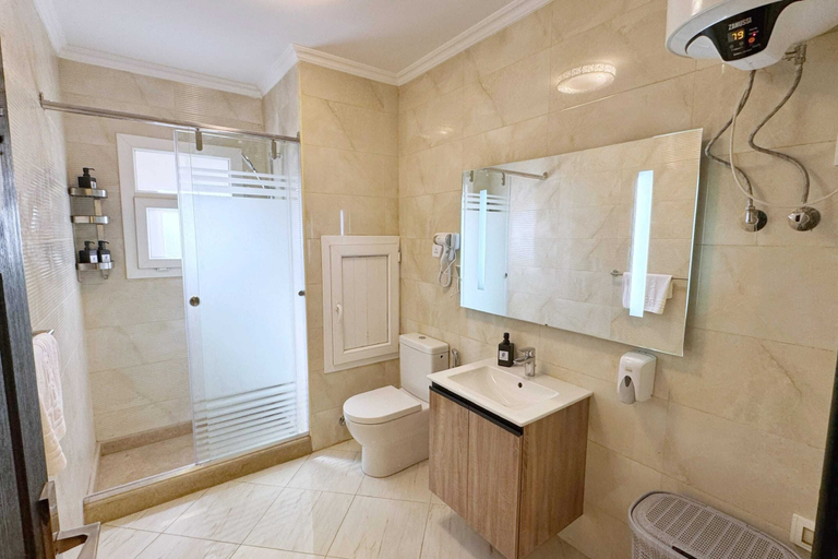 Bathroom 3, Calm & Classy 2BR - 5 min to Airport, An-Nuzhah
