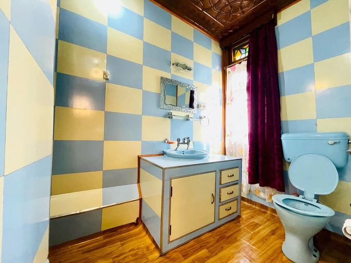 Bathroom 4, Dilshad Houseboats, Srinagar