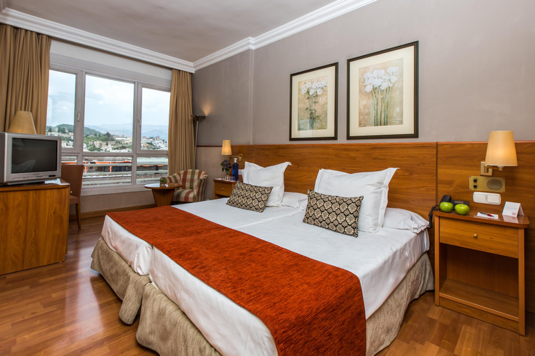 Bedroom 2, Leonardo Hotel Granada, Granada