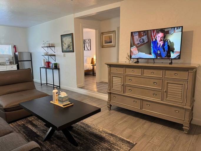 Room 3, Fully-furnished Studio With Rustic Design 36B, Oklahoma
