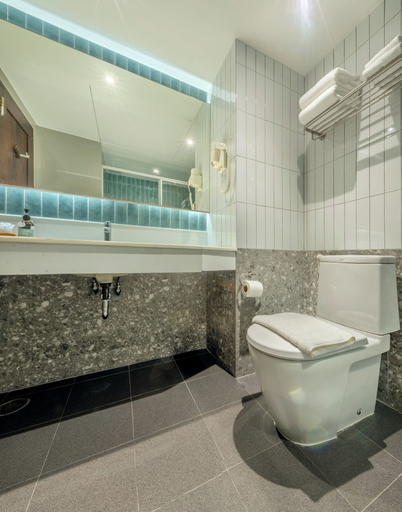 Bathroom 5, Buri Sriphu Hotel, Hat Yai