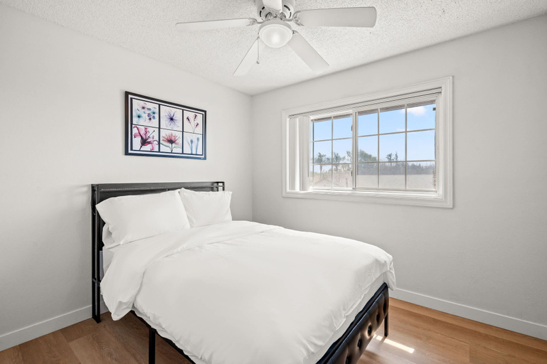 Room 4, Spacious Family Retreat w Garden Modern Comfort, San Bernardino