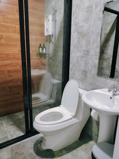 Bathroom, The Red Beach, Laem Ngop