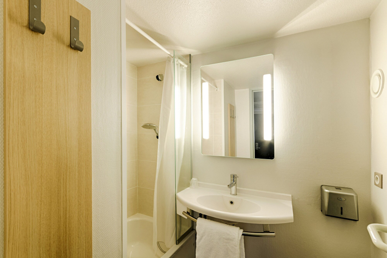 Bathroom 5, B&B HOTEL Rouen Parc des Expos Zénith, Seine-Maritime