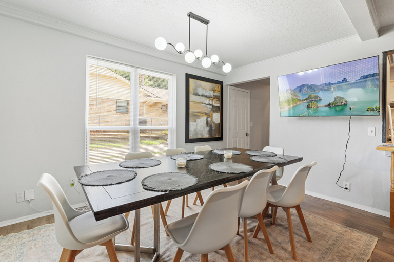 Room 2, Spacious 8BR Modern Retreat Pool Table RV, Oklahoma