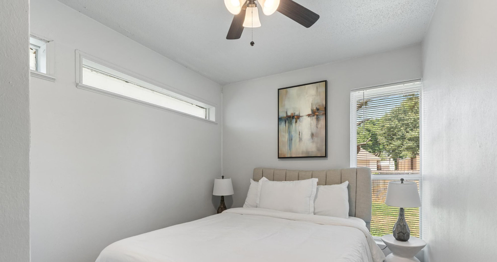 Room 3, Spacious 8BR Modern Retreat Pool Table RV, Oklahoma