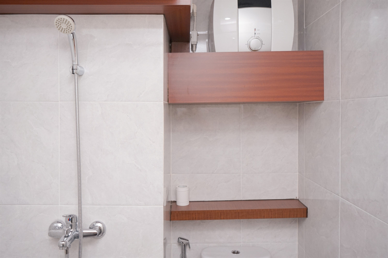 Bathroom 5, Relaxing Studio at Apartment Parkland Avenue By Travelio, Tangerang Selatan
