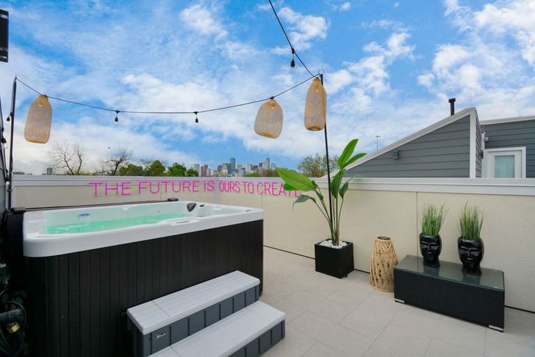 Sport & Beauty 5, Paradise Palace Best Rooftop in HTX w Hot Tub, Houston