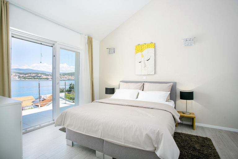 Room 3, Stunning Villa Avalon for 9 Pool 2 Mins to Beach, Okrug