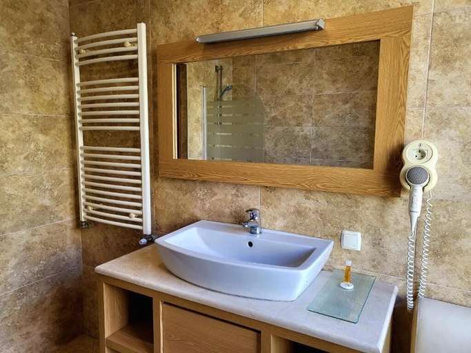 Bathroom 5, Maxim Pasha Hotel