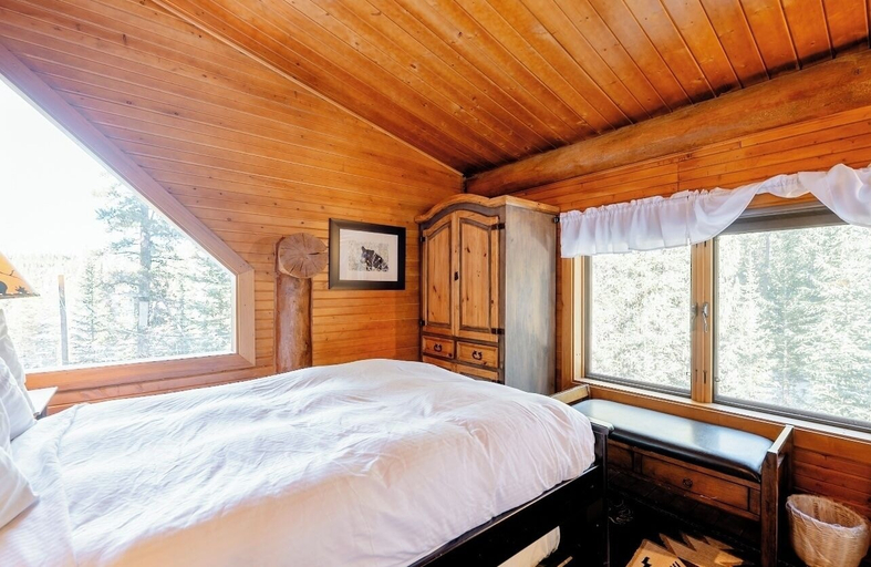 Bedroom 2, Baldy Bear, Summit