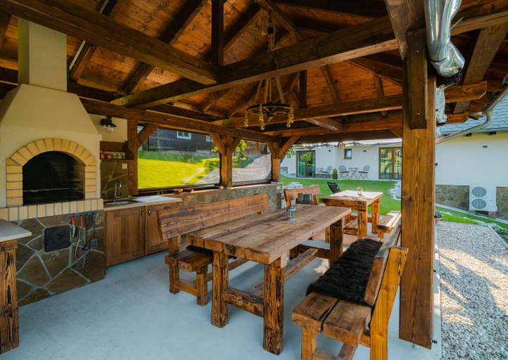 Others 4, Villa Seraf, Žilina