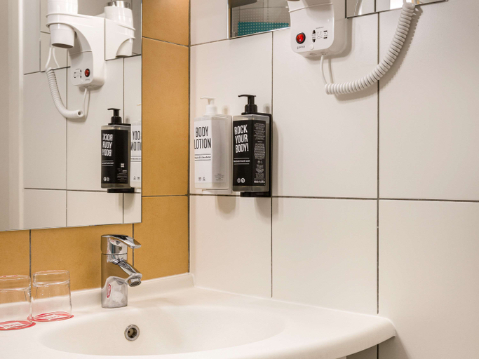 Bathroom 4, ibis Kyiv City Center, Shevchenkivs'kyi