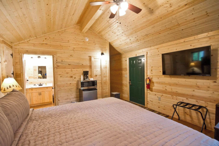 Bedroom 1, Adventures on the Gorge, Fayette